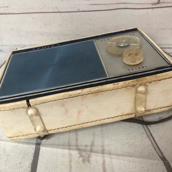 Vintage Lloyd's 8 Transistor AC/Battery Radio - Picture 12 of 13